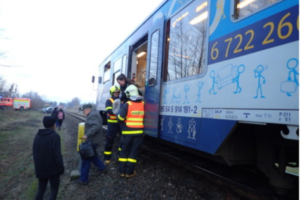 Hasiči pomáhali cestujícím po srážce vlaku s fordem v Hnojníku
