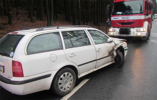 Nehoda tří vozidel uzavřela komunikaci mezi Zádveřicemi a Horní Lhotou
