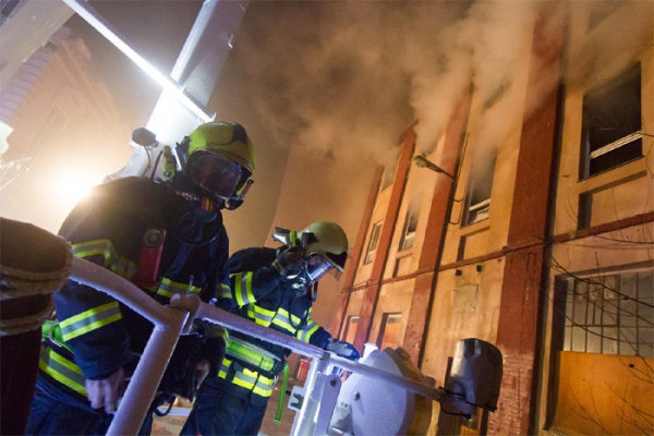 Osmnáct jednotek hasičů bojovalo s požárem bývalé textilky Karnola v Krnově