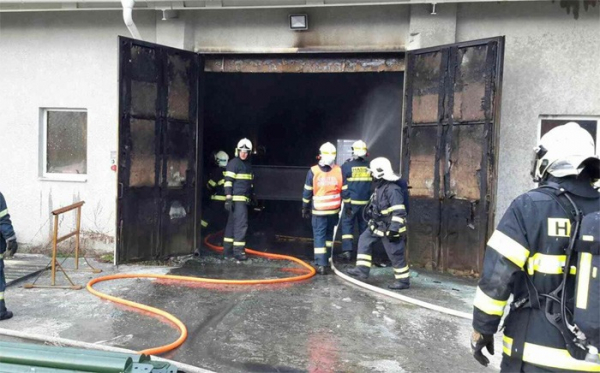 Požár v lakovně zaměstnal deset jednotek hasičů