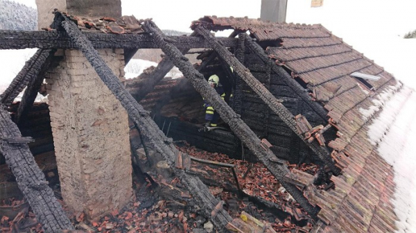 Likvidaci požáru domu v obci Ovesné komplikoval silný mráz