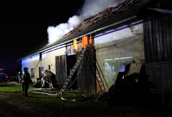 Sedm hasičských jednotek likvidovalo požár statku ve Spáleništi u Dobrušky