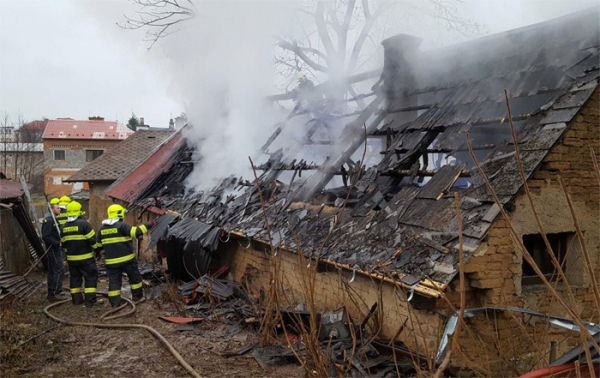 Přizděný trám v komíně způsobil požár střechy 