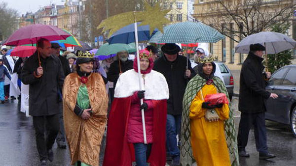 ​Do ulic Karlových Varů se vydala koledovat netradiční družina