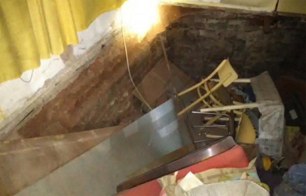 V rodinném domě v Červeném Kostelci se propadl strop sklepa