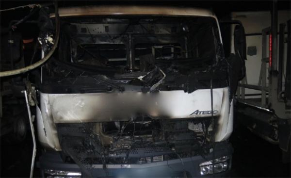 Požár nákladního vozidla v parkovací hale způsobil milionové škody i na dalších vozidlech