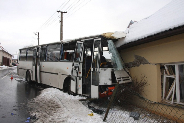 Autobus s cestujícími narazil do rodinného domu