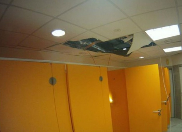 Muž poškodil strop na veřejných toaletách, strážníkům tvrdil, že omylem