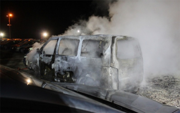 Požár dodávky v autobazaru zničil několik dalších aut