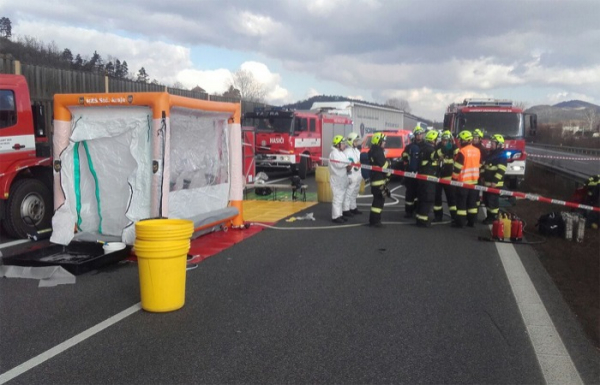 Havárie kamionu u Bavoryně uzavřela dálnici D5 v obou směrech