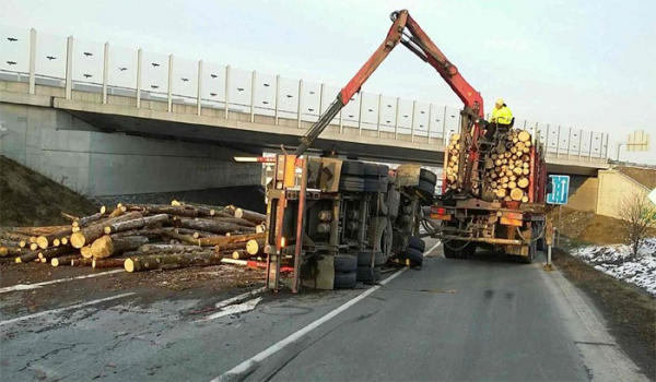Převracený přívěs se dřevem zcela zablokoval dopravu přes Bělotín
