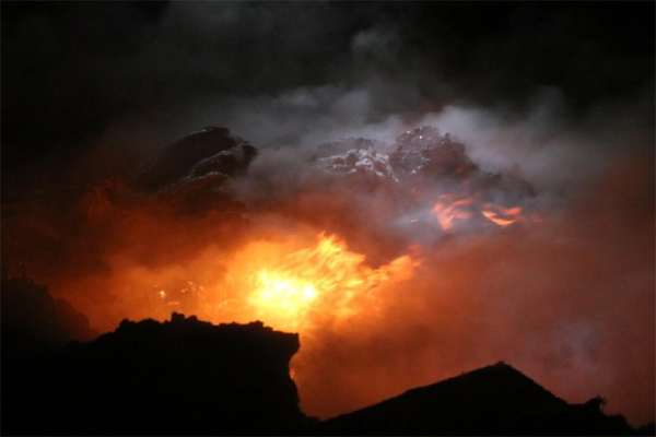 Požár skládky zaměstnává několik jednotek hasičů - Lipník nad Bečvou
