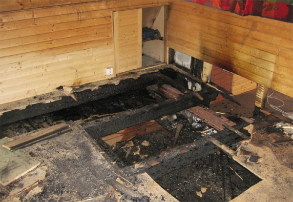 Mezistrop chaty hořel od rozvodu horkého vzduchu krbových kamen