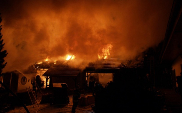Druhý stupeň požáru v Lovětíně, zásah hasičů komplikuje silný mráz