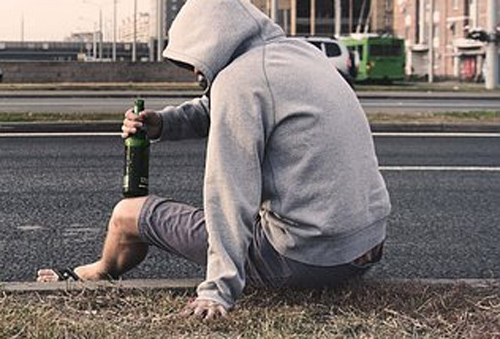 Opilý muž ležel na chodníku