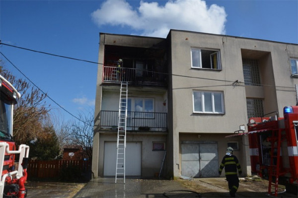 V Třebusicích hasiči rychlým zásahem uchránili byt od požáru