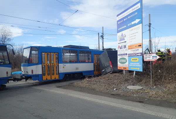 Hasiči vyprošťovali zraněného řidiče Iveca po střetu s ostravskou tramvají