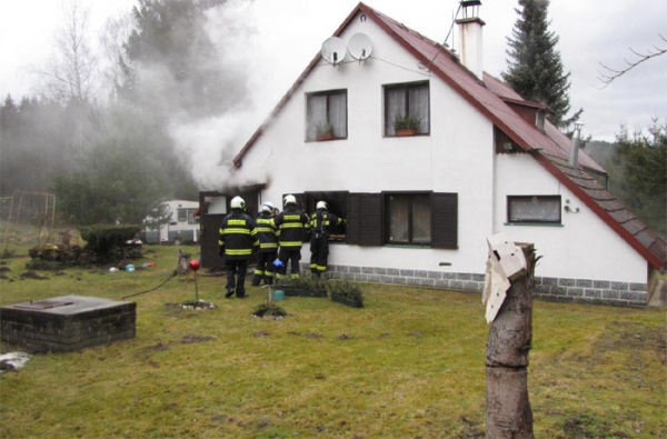 Škoda za sto tisíc u požáru chaty v Malšíně