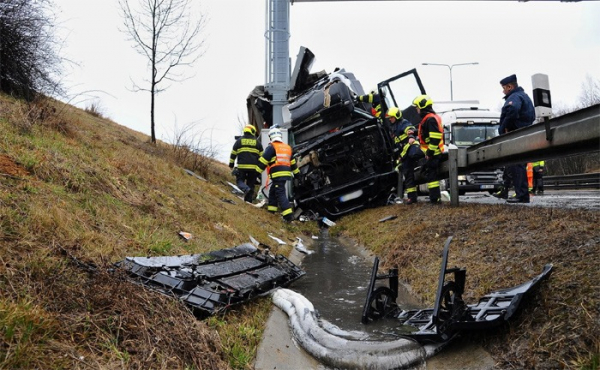 Po nehodě kamionů na Pražském okruhu unikala nafta z poškozených nádrží