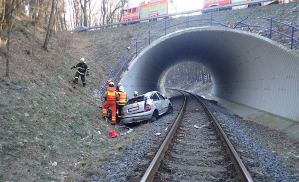 Moravskoslezští hasiči vyprošťovali tři osoby u dvou nehod
