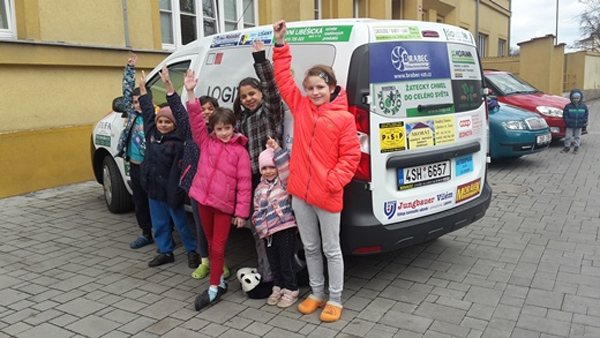 Dětský domov v Žatci má nový sociální automobil