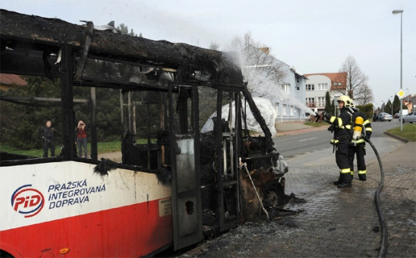Požárem byl autobus v pražských Kyjích prakticky zničen