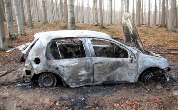 Osobní automobil v lese na Zlínsku kompletně zničily plameny