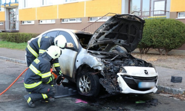 Plameny zničily osobní vůz v hradecké Štefánikově ulici
