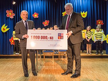 Hejtman předal milionový dar pro krajanskou školu ve Vídni