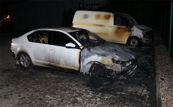 Ve Smiřicích likvidovali hasiči požár dvou osobních automobilů
