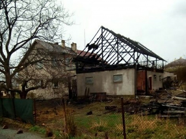 Ve Stolíně na Náchodsku shořela stodola, požár se rozšířil i na rodinný dům