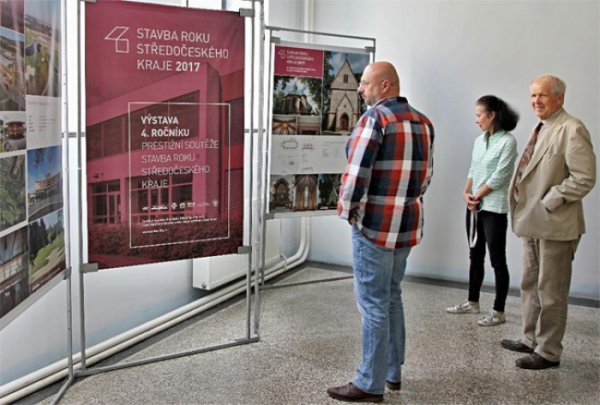 Výstava fotografií Stavba roku Středočeského kraje 2017 dorazila do sídla hejtmanství