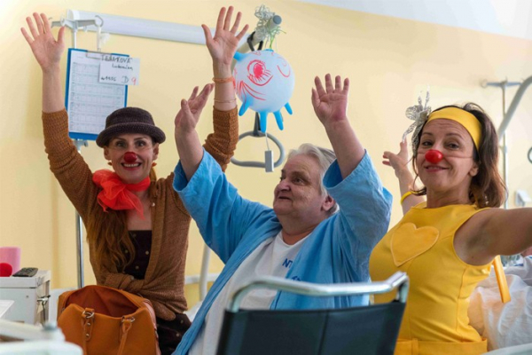 Zdravotní klauni přivezli radost a smích seniorům do Nemocnice Tábor