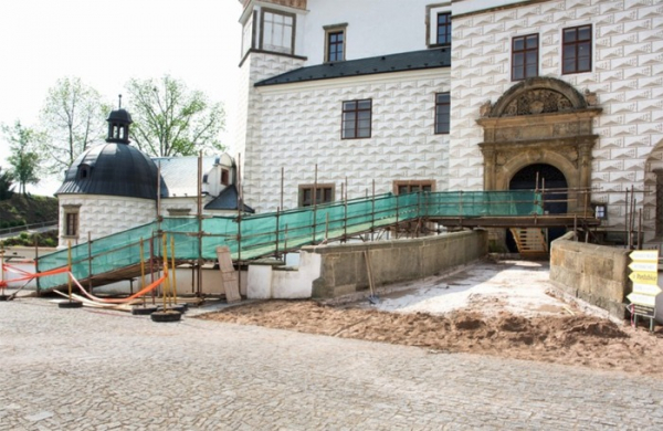 Muzeum opravuje pernštejnský mostek, do zámku vede provizorní lávka