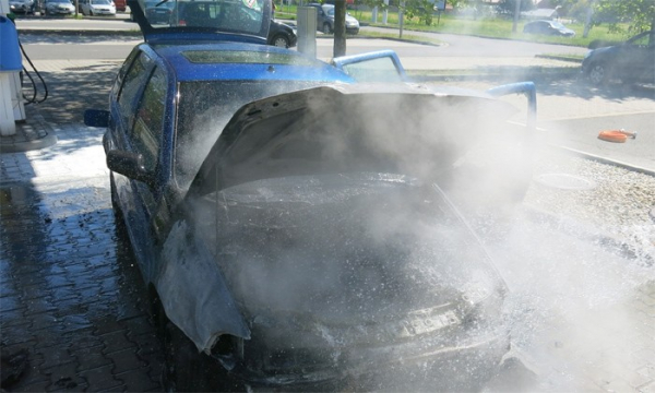 V Opavě shořelo osobní vozidlo