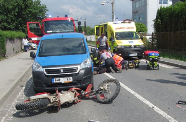 Zraněného řidiče motocyklu transportoval do nemocnice vrtulník