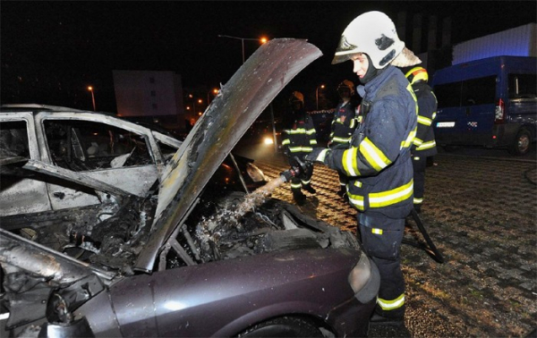 Požár v Praze 11 poškodil čtyři vozidla