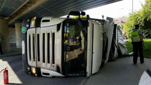 Kamion pod mostem i nehoda autobusu s dodávkou