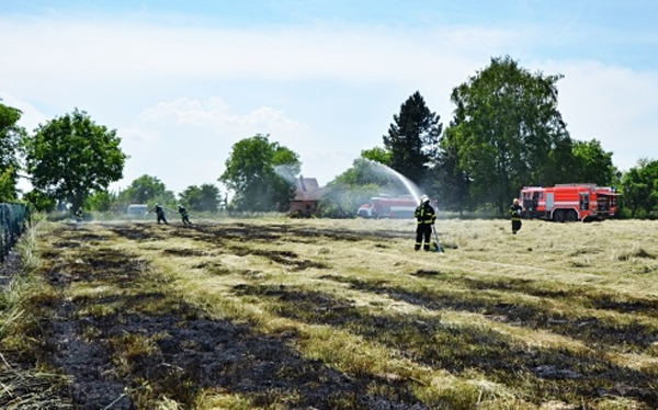 Seniorovi z Rychvaldu se popálil při zakázaném způsobu pálení trávy