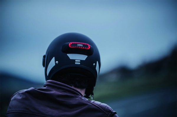Světlo pro motorkáře v úrovni očí řidičů aut, které přivolá při nehodě pomoc