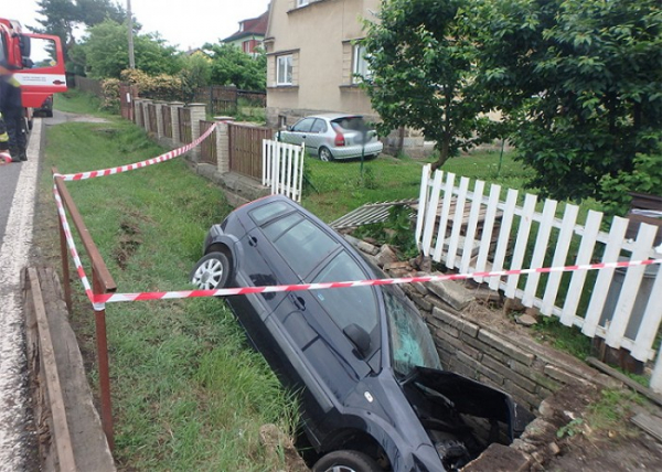 Ve Volanově narazil automobil do mostku a poškodil plot