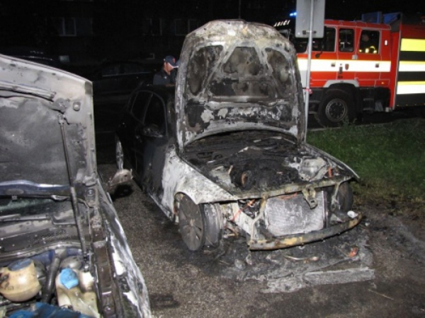 Požár dvou osobních automobilů v Karviné