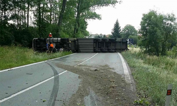 Kamion zcela zablokoval silnici I/35 u Jaroslavi
