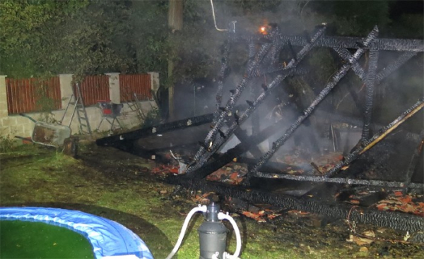 Požár pergoly u rodinného domu v Klimkovicích