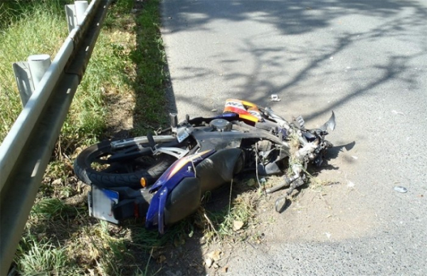 Při nehodě motocyklu se zranil řidič i spolujezdkyně