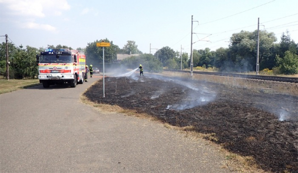 Požár trávy podél železniční trati přes část Novojičínska
