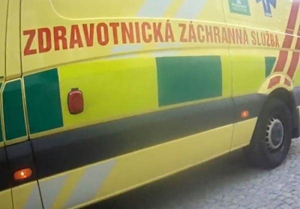 Po pádu muže z lávky v centru Brna mu strážníci poskytovali první pomoc