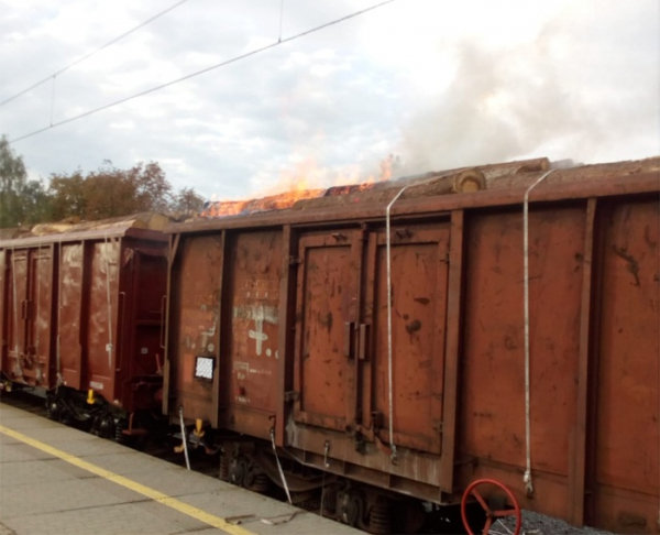 V jedoucím nákladním vlaku u Říčan hořely klády