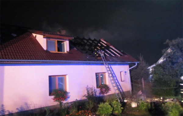 Plameny pohltily střechu rodinného domu