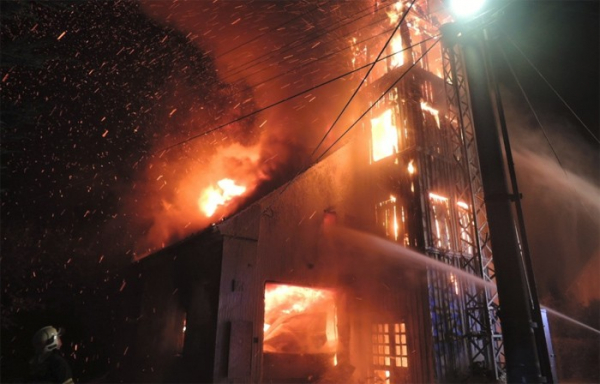  Osm jednotek zasahovalo u nočního požáru autodílny ve Višňové